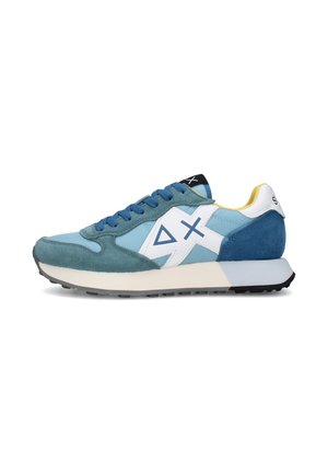 Sneaker in pelle scamosciata e tessuto blu e turchese con suola intermedia bianca, lacci blu e pannello laterale bianco con simboli blu a forma di triangolo e croce.