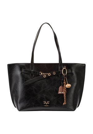 Schwarze Ledertasche mit doppelten Henkeln, goldenen Beschlägen, dekorativem Gürtel und angebrachtem Schlüsselanhänger mit geflochtenem Band und Mini-Fußball-Anhänger.