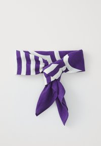 Lilla og hvit mønstrete skjerf med diagonalt og stripete design, med en knyttet detalj og spisse ender. Laget av lett stoff.
