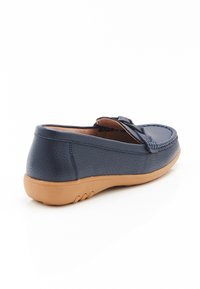 Mocassino in pelle blu navy con superficie texturizzata, suola in gomma e dettaglio decorativo a nappina sulla tomaia.