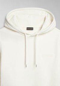 Sweat à capuche blanc avec cordons, doté d'un petit patch logo embossé sur la poitrine gauche et d'une étiquette de marque à l'intérieur du col.