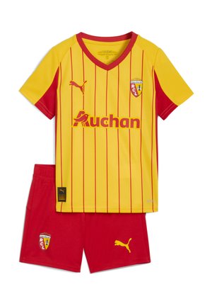 Gelb-rot gestreiftes Fußballtrikot mit Auchan-Logo, RCL-Wappen und passenden roten Shorts mit Puma-Logo und RCL-Wappen.