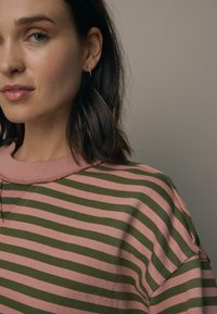 Next STRIPED RAW EDGE SEAM DETAILING CREW NECK - Mikina - pink khaki green
