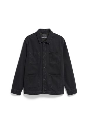 Schwarze Denimjacke mit Kragen, Knopfverschluss vorne und zwei Brusttaschen. Der Stoff hat eine weiche Textur und ein robustes Design.