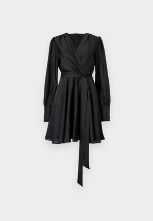 Schwarzes Wickelkleid mit langen Ärmeln, weichem Satin-Teint, tailliertem Oberteil, ausgestelltem Rock und passendem Bindegürtel. Knopfakzente an den Bündchen.