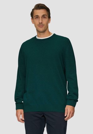 Pull en tricot vert avec un col rond, des manches longues et des bords côtelés au niveau des poignets et de l'ourlet. Texture lisse, coupe décontractée et design uni.