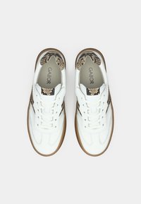 Λευκά δερμάτινα αθλητικά παπούτσια με υφασμένα καφέ διακοσμητικά σε σχέδιο φιδιού, επίπεδα κορδόνια και λαστιχένια εξωτερική σόλα. Λογότυπο Gabor στην εσωτερική σόλα.