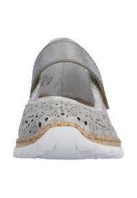 Chaussures Mary Jane argentées en cuir texturé, dotées d'une large bride, d'un design perforé, d'une semelle intermédiaire en liège et d'une semelle extérieure en caoutchouc blanc.