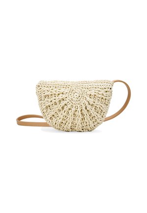 Bolso tejido de color crema con forma redondeada, textura detallada y una correa de cuero marrón. Presenta un costurón intrincado y un diseño gathered.