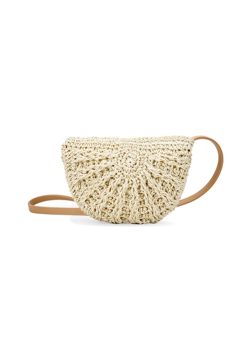 Bolso tejido de color crema con forma redondeada, textura detallada y una correa de cuero marrón. Presenta un costurón intrincado y un diseño gathered.