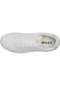 Sneaker blanche avec une tige en cuir lisse, bout rond, six paires de trous pour lacets et une étiquette logo simple sur la languette. Design de semelle plate.