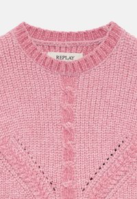 Maglione rosa lavorato a maglia con scollatura rotonda, caratterizzato da motivi a treccia testurizzati e bordi a coste. L'etichetta riporta "REPLAY."