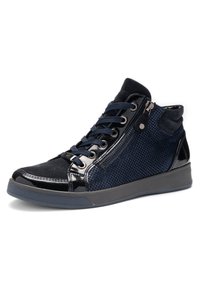 Sneaker alto nero e blu navy con tessuto strutturato, dettagli in vernice, cerniera laterale, chiusura con lacci e suola in gomma grigia.