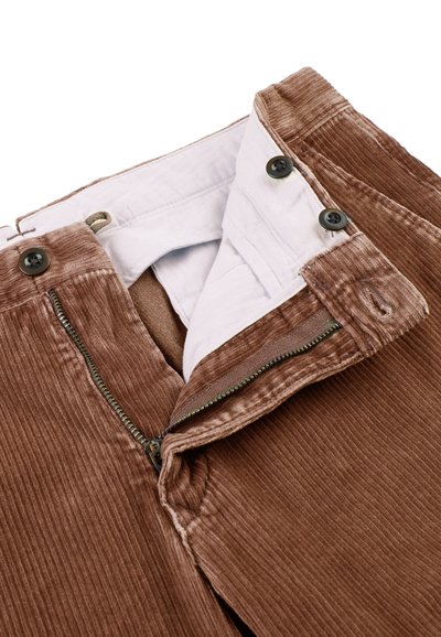 Brązowe spodnie z kordurowej tkaniny z zamkiem błyskawicznym i zapięciem na guzik. Charakteryzują się miękką teksturą oraz podszewką w pasie w kolorze białym. Dodatki to czarne guziki.