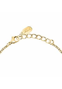 Guldarmbandskedja med en hummerlås och en tagg graverad med "Karl." Har sammanlänkande länkar och en glänsande, slät yta.