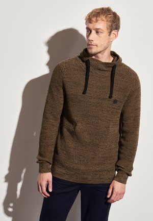 Bruine gebreide hoodie met een textuurpatroon, voorzien van een zwarte trekkoord en een ronde kraag. Aangesloten mouwen en een iets losse pasvorm.