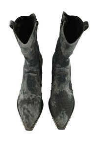 Coppia di stivaletti neri in suede con punta a punta, con cerniere ai lati e linguette in alto, mostrati dall'alto su sfondo bianco.