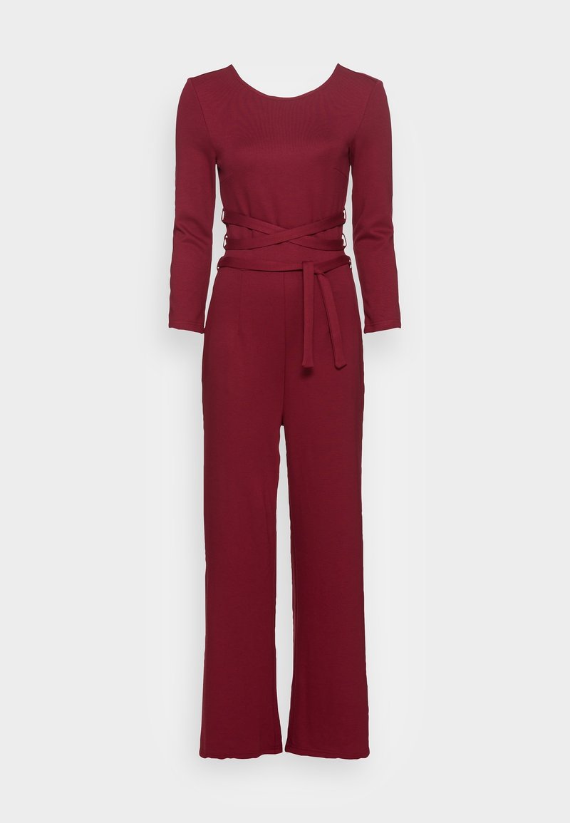 Combinaison bordeaux à manches longues avec encolure ronde et ceinture nouée à la taille, avec pantalon à jambes larges.