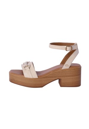 Sandalias de plataforma beige con tacón de bloque de madera, con una correa de tobillo con hebilla, banda frontal ancha con acentos decorativos y plantilla texturizada.