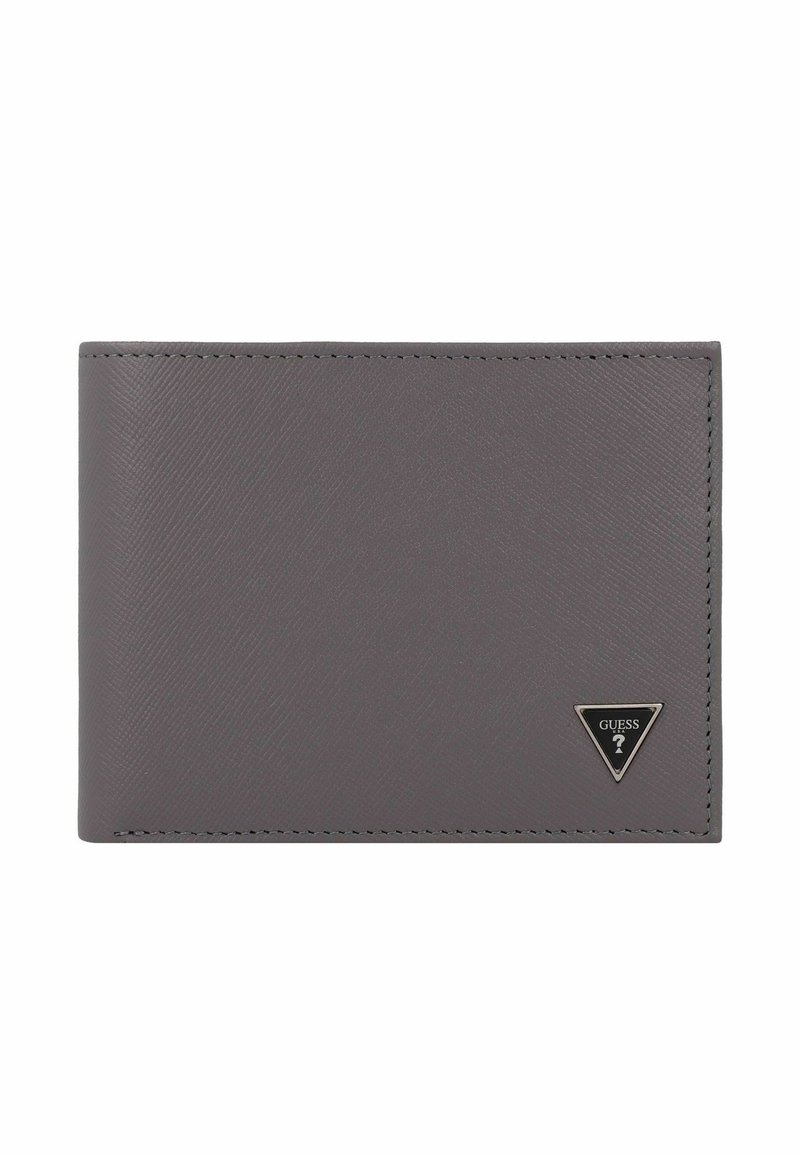 Portafoglio bifold grigio testurizzato con logo nero triangolare Guess nell'angolo in basso a destra su sfondo bianco.