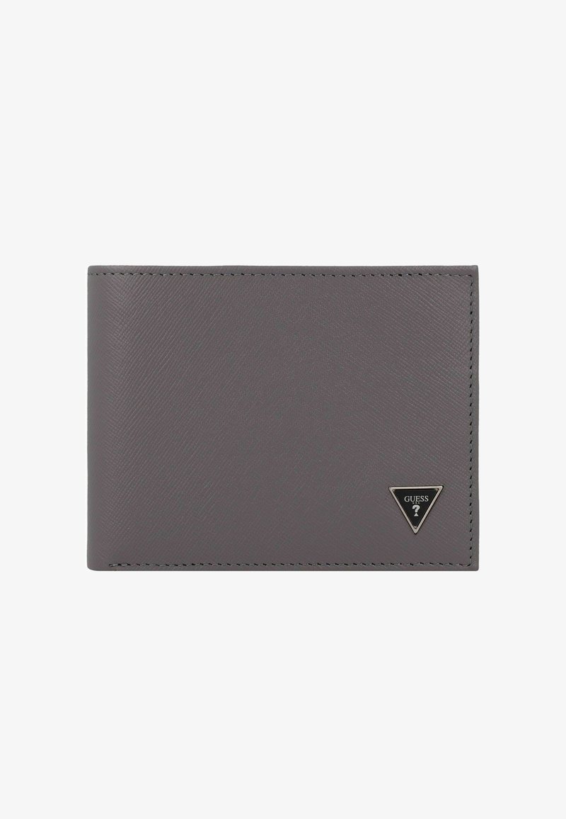 Portafoglio bifold grigio testurizzato con logo nero triangolare Guess nell'angolo in basso a destra su sfondo bianco.