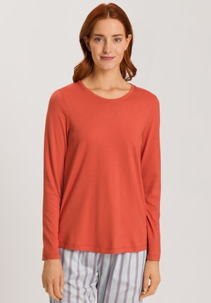 Langärmliges, Rundhals-Oberteil aus korallenfarbener Baumwolle mit glatter Textur; kombiniert mit gestreiften Schlafanzughosen in Hellblau und Pink.