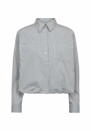 Gekürzte Button-Up-Bluse aus leichtem Stoff mit blauen und weißen vertikalen Streifen, zwei Brusttaschen und einem spitzen Kragen.