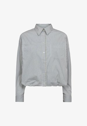 Camisa de botón cortada en tejido ligero con rayas verticales azul y blancas, dos bolsillos en el pecho y un cuello puntiagudo.