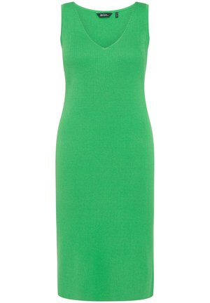 Grünes, geripptes, ärmelloses Kleid mit V-Ausschnitt und taillierter Silhouette, das in der Mitte der Waden endet. Glatte Textur und schlichtes Design.