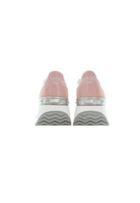 Scarpe sportive rosa e bianche con tacco spesso, caratterizzate da una suola testurizzata e dal numero "1890" sul tacco. Materiale liscio con dettagli.