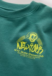 Unausgewählt, green skeleton back print