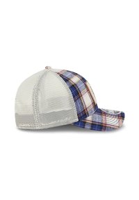 Czapka trucker z niebiesko-białym wzorem w kratę, solidnym białym siateczkowym tyłem i wygiękim daszkiem. Etykieta z przodu, nad daszkiem.