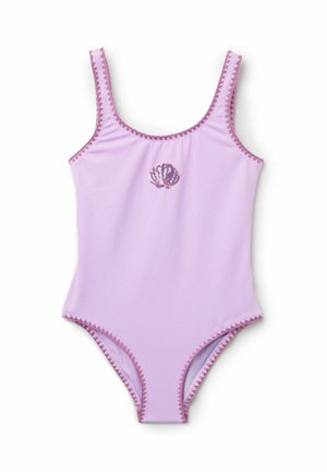 Liliowy jednoczęściowy strój kąpielowy z różowym obszyciem w zygzaki i małym różowo-fioletowym motywem muszli na środku klatki piersiowej.