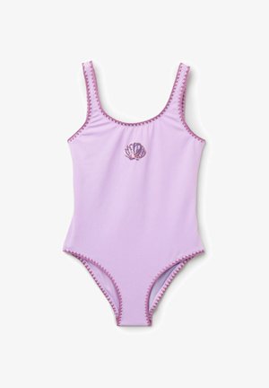 Lilla badedragt med pink zigzag kant og et lille pink og lilla muslingedesign centreret på brystet.