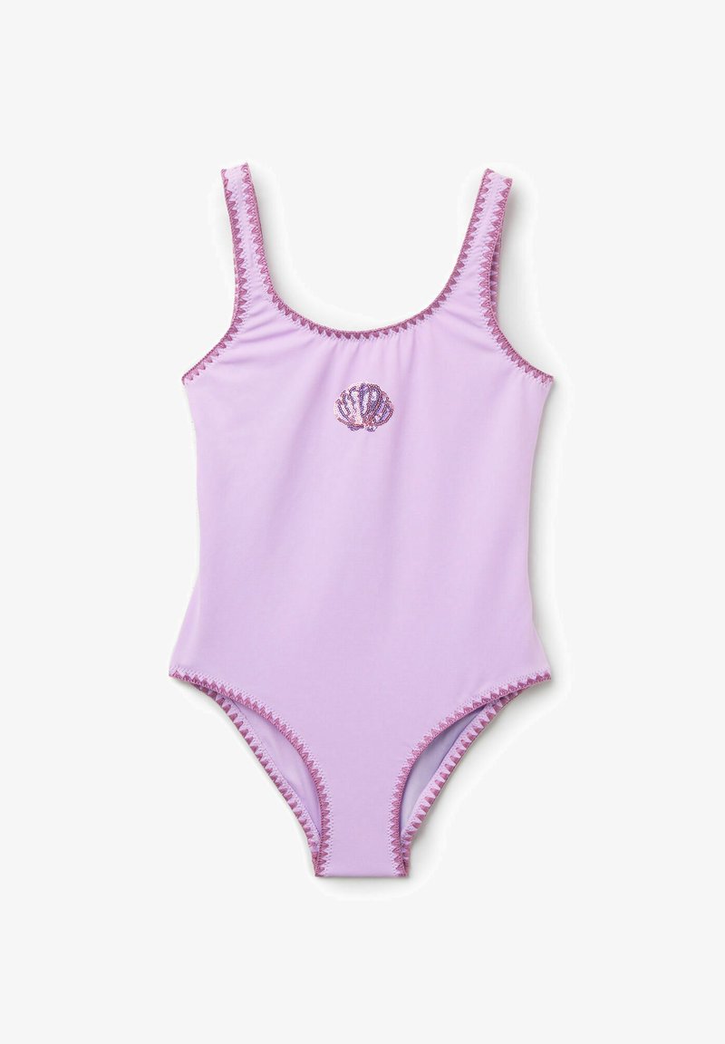 Maillot de bain une pièce lilas avec bordure zigzag rose et petit motif coquillage rose et violet au centre de la poitrine.