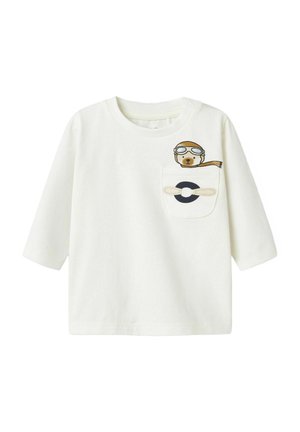 Camiseta blanca de algodón de manga larga con un diseño de bolsillo. El bolsillo tiene una ilustración de un animal marrón con gafas y una bufanda marrón.