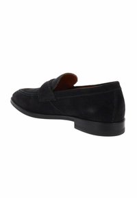 Czarne zamszowe loafersy z okrągłym noskiem i podniesionym przodem. Charakteryzują się gładkim, matowym wykończeniem oraz niską, textured czarną gumową podeszwą.