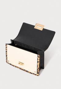 Schwarz-weiße Handtasche mit einem Leopardenmuster-Verzierung, ausgestattet mit einem goldenen Hardware-Verschluss und einem strukturierten Innenraum. Geöffnet, um den Stauraum zu zeigen.