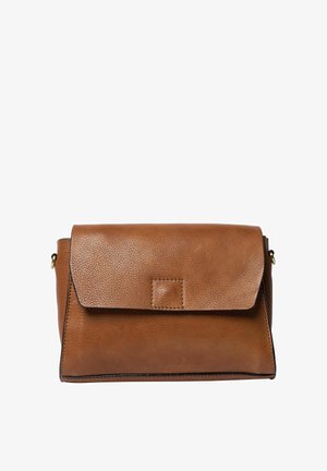 Brun læder crossbody taske med en tekstureret overflade, klaplukning og en firkantet accent foran. Har en afslappet rektangulær form og syningsdetaljer.