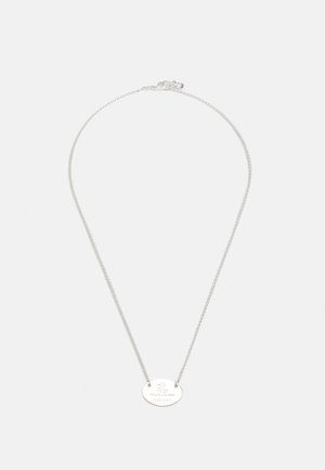 Collier en chaîne argentée avec un pendentif ovale gravé "RL Ralph Lauren 0271548" sur fond blanc.