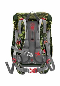 Sac à dos de camouflage au design à rabat. Présente des bretelles grises rembourrées, des boucles rouges et une poche en maille. Matériau durable avec une finition texturée.