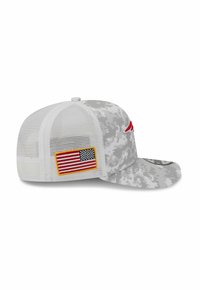 Graue Camouflage-Kappe mit weißem Netzrücken, vorne mit rotem Logo und an der Seite mit einem Patch der amerikanischen Flagge. Gebogene Schirmform.
