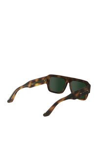 Occhiali da sole tartarugati con design quadrato, lenti verdi e branding discreto sulle aste. Presentano montature in plastica liscia con accenti metallici.
