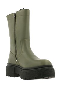 Olijf groene enkellaars met een gladde afwerking, ritssluiting aan de zijkant en een dikke zwart getextureerde zool. Stevig ontwerp met minimale stiksels.