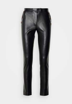 Pantaloni din piele neagră, cu o croială slim, având un fermoar frontal, închidere cu buton și accente cu buton pe laterale. Textură netedă.