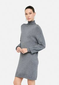 Hallwaygarnitud turtleneck kleit pika varrukaga ja vabalt istuva lõikega. Kanga peen detailitus on nähtav üle kogu kanga. Tavaline alläär.