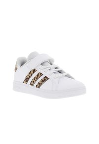 Sneaker bianco con un accento a stampa leopardata su tre strisce, realizzato in materiale sintetico con superficie testurizzata e fascia in Velcro.