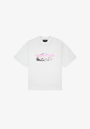 T-shirt blanc oversize avec un motif coquille d'huître et le texte « HIDDEN GEM » en rose centré sur la poitrine.