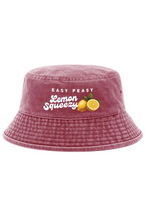 Roter Eimerhut mit weißem Text "Easy Peasy Lemon Squeezy" und einer Illustration einer ganzen und einer geschnittenen Zitrone mit grünen Blättern.