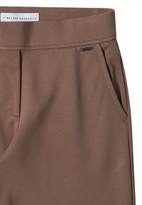 Bruine stoffen broek met een platte tailleband, zijzakken en subtiele plooien. Bevat een klein merkaccent vlakbij de tailleband.